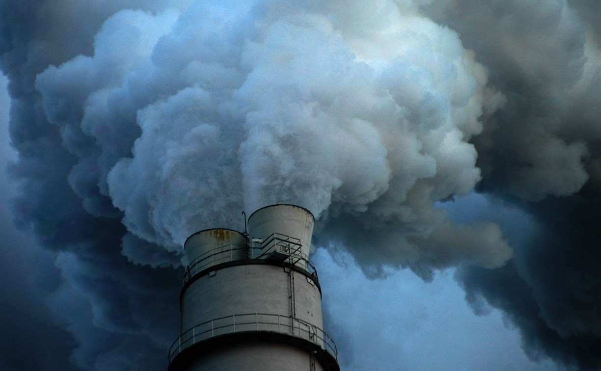 Выброс твердых частиц. Загрязнение воздуха. Выбросы в атмосферу. Выбросы промышленных предприятий. Загрязнение воздуха заводами.